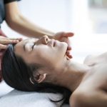 Massage du visage d'une femme