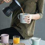 Une personne se sert une tasse de thé